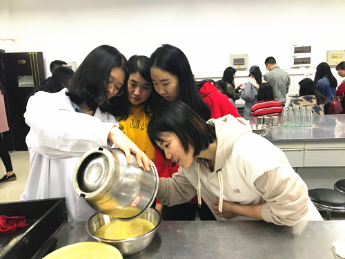 图二 大家在学习烘焙_副本.png