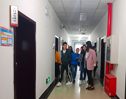 图一 食品院工作人员带领大家参观实验室_副本.jpg